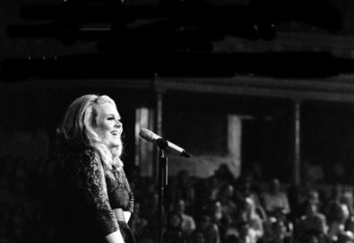 Adele lançará DVD gravado ao vivo em Londres