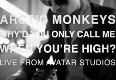 Arctic Monkeys faz versão acústica de "Why´d You Only Call Me When You´re High?"