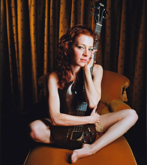 Melissa Auf der Maur : Biography, Albums, music vídeos & photos | MuzPlay
