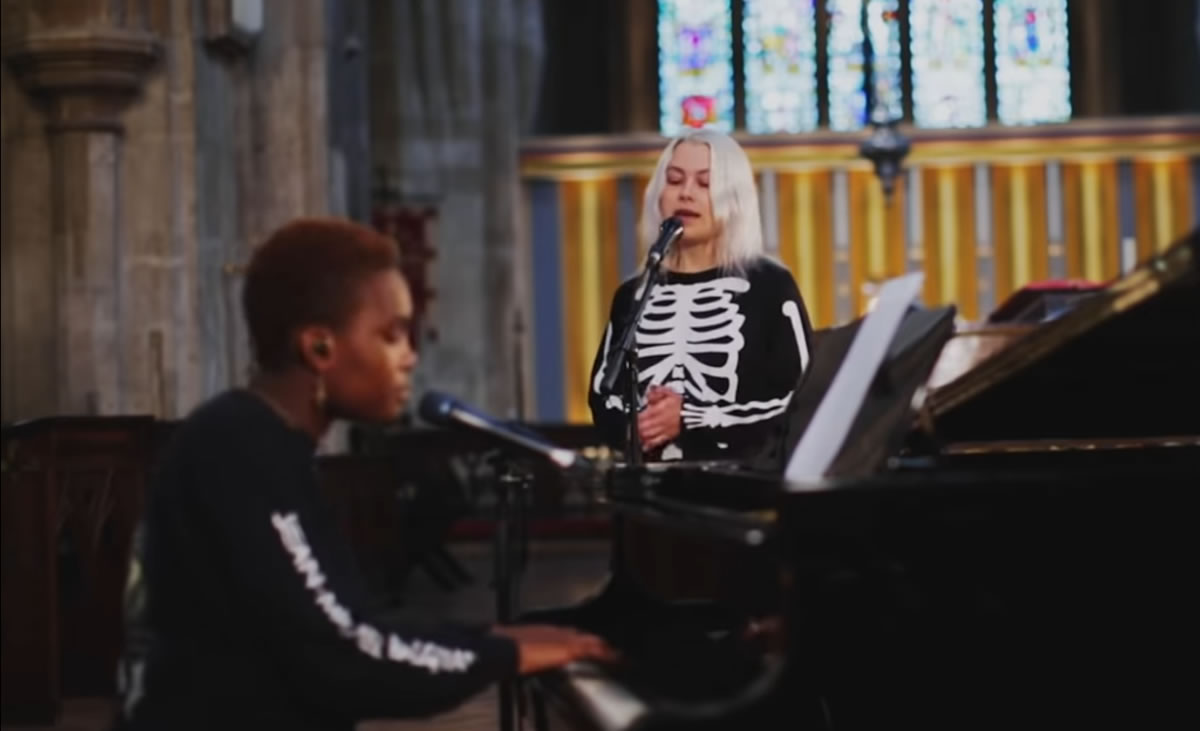 Phoebe Bridgers e Arlo Parks se unem em performance de “Fake Plastic Trees” do Radiohead MuzPlay