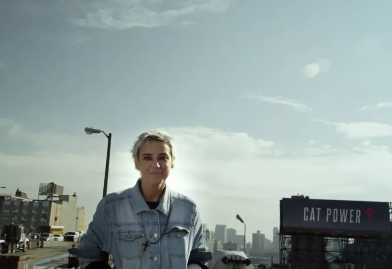Cat Power no videoclipe da música "Manhattan"