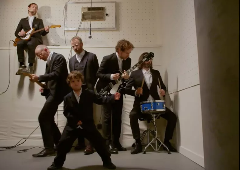 The National no videoclipe da música "Sea of Love"