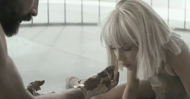 Vídeo: Sia - Elastic Heart (com Shia LaBeouf & Maddie Ziegler)