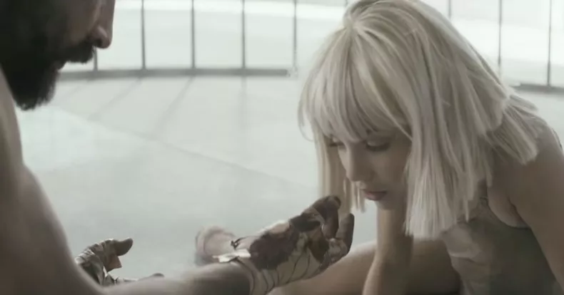 Vídeo: Sia - Elastic Heart (com Shia LaBeouf & Maddie Ziegler) Vídeo: Sia - Elastic Heart (com Shia LaBeouf & Maddie Ziegler)