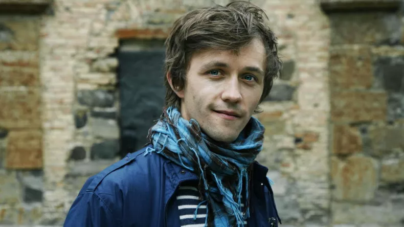 Sondre Lerche faz cover de Chandelier (Sai) Sondre Lerche faz cover de Chandelier (Sai)