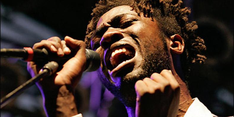 Líder dos Sex Pistols agride vocalista do Bloc Party