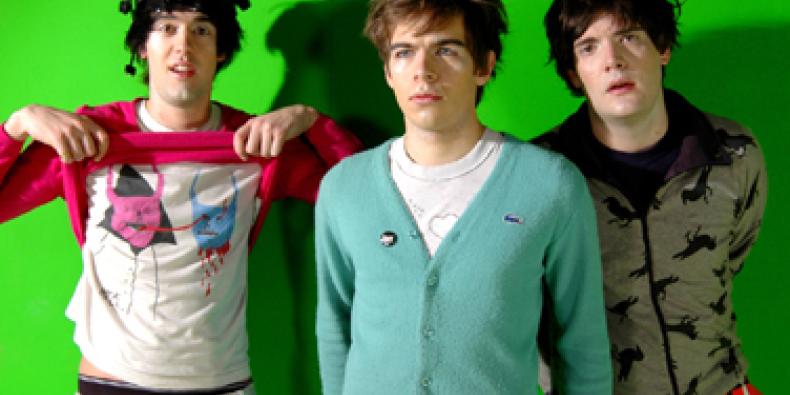 Klaxons presta homenagem ao Suicide