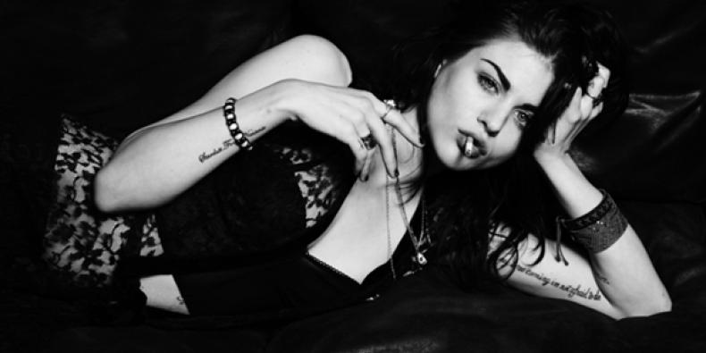 Stereogum publica ensaio fotográfico de Frances Bean Cobain, filha de Kurt Cobain