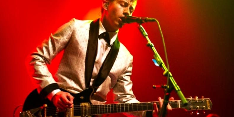 Arctic Monkeys apresenta música inédita em show na Califórnia; ouça