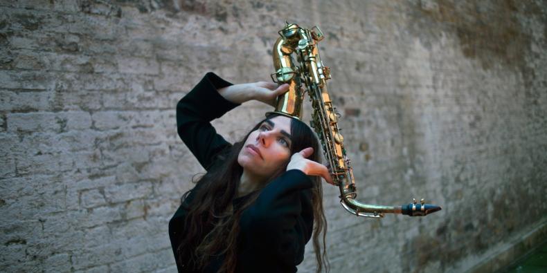 PJ Harvey lança duas novas músicas -