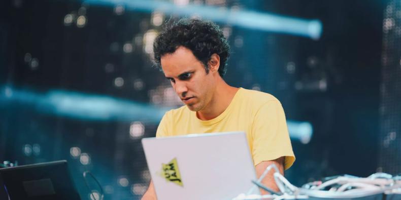 Ouça: Four Tet - “Baby” (com Ellie Goulding)
