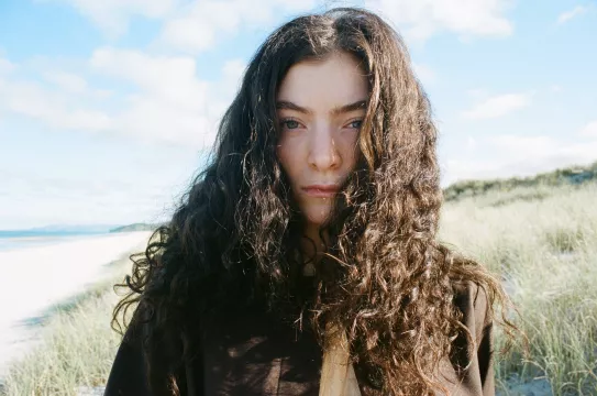 Lorde lança single que integra trilha sonora de Jogos vorazes: A esperança