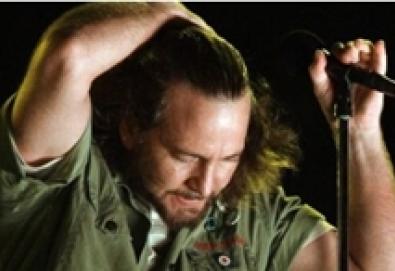 Eddie Vedder lança DVD ao vivo com suas músicas e faixas do Pearl Jam; DVD foi co-produzido por baterista do Fugazi