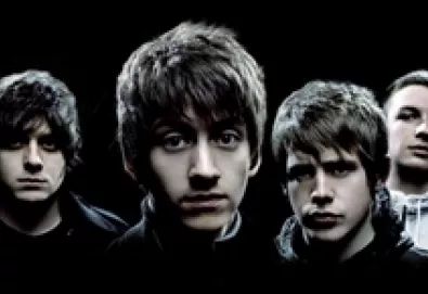 Arctic Monkeys apresenta faixas inéditas em "Cornerstone"