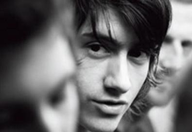 Alex Turner, vocalista do Arctic Monkeys, compõe sua primeira trilha sonora