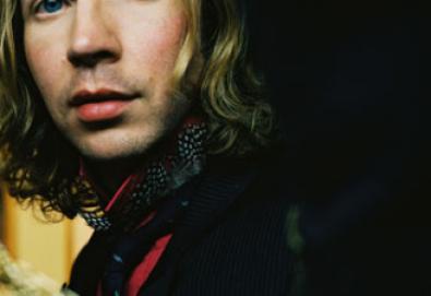 Beck fala sobre novo álbum e coincidência com Arcade Fire