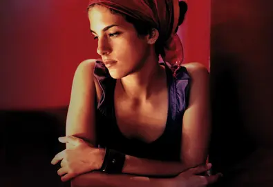 Ouça música do novo álbum da cantora CéU