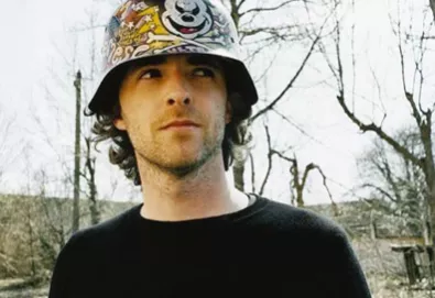 Vocalista do Travis lança álbum solo com participação de Paul McCartney; veja o primeiro vídeo "Buttercups"