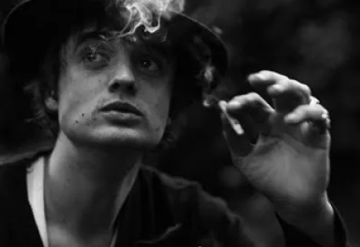Peter Doherty estreia nova página na internet com suas letras e poesias