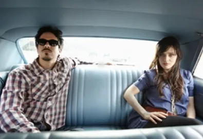 She & Him em novo vídeo retrofuturista