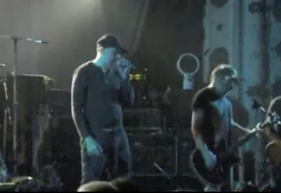 Peter Hook e Billy Corgan tocam "Transmission" e "Love Will Tear Us Apart" em Chicago (vídeo)