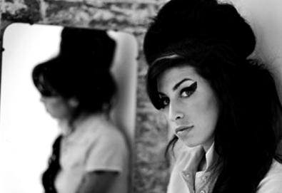 Ronnie Spector, Mark Ronson e Salaam Remi homenageiam Amy Winehouse; ouça a inédita "Round Midnight"