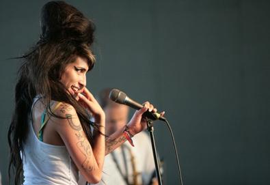 Amy Winehouse: autópsia inconclusiva; polícia não encontrou "substâncias suspeitas" no apartamento 