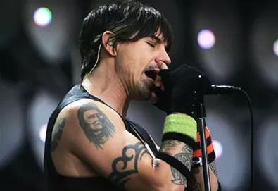 "The Adventures of Rain Dance Maggie" é o novo vídeo do Red Hot Chili Peppers; assista aqui