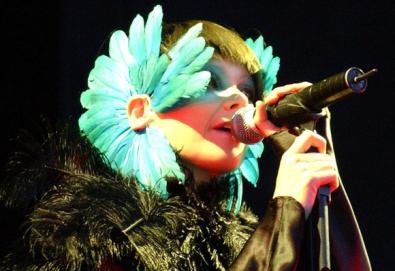 Björk anuncia nova música e projeto multimídia