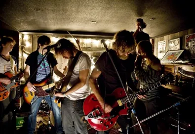 Broken Social Scene faz versão de "The World at Large" do Modest Mouse