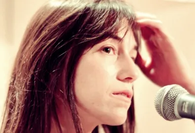 Charlotte Gainsbourg retorna com álbum duplo e EP; ouça aqui a faixa "White Telephone"
