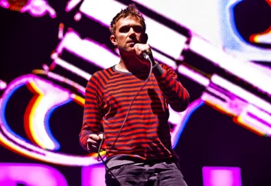 Líder do Blur e Gorillaz finaliza nova ópera; veja o vídeo do primeiro single "Apple Carts"