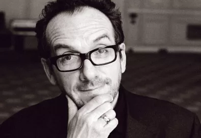Elvis Costello lança caixa com material gravado ao vivo