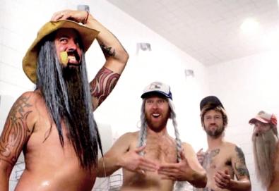 Integrantes do Foo Fighters ficam nus para divulgarem turnê norte-americana; assista o vídeo de "Hot Buns"