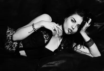 Stereogum publica ensaio fotográfico de Frances Bean Cobain, filha de Kurt Cobain