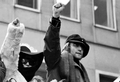 "John Lennon canta sobre paz porque gosta de bater em mulheres"; confira os 30 maiores insultos da música