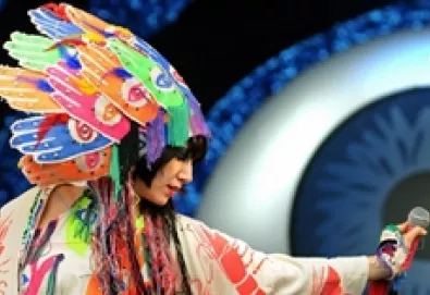 Vocalista do Yeah Yeah Yeahs faz dueto com Santigold; ouça a faixa "Go"