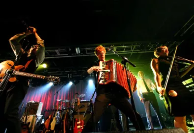 Arcade Fire e Cyndi Lauper cantam clássico "Girls Just Want To Have Fun" em New Orleans; veja aqui