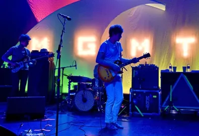 MGMT faz "chover" sapatos durante show na Califórnia