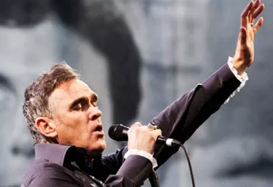 Morrissey explica comentário polêmico sobre a tragédia na Noruega