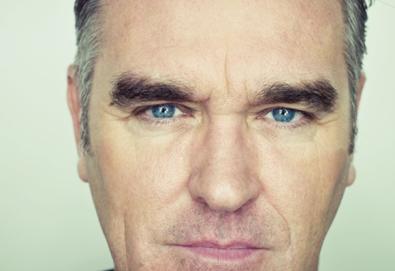 Morrissey com disco pronto e sem gravadora; artista comenta sobre morte de ícone punk e critica imprensa inglesa
