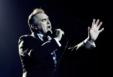 Morrissey cria polêmica ao usar camiseta com a frase "Fuck Morrissey-Solo.com"