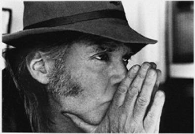 Wilco, Elvis Costello, Ben Harper, entre outros, prestam homenagem a Neil Young em DVD ao vivo