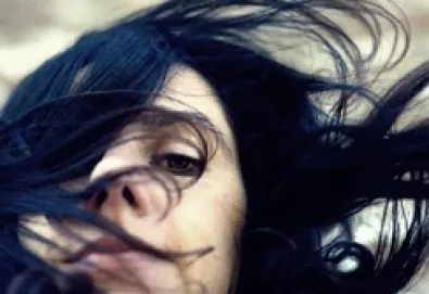 Novo single de PJ Harvey traz influências de Neil Young e Pogues; veja o vídeo aqui