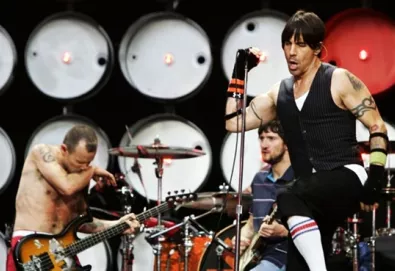 Flea fala sobre novo disco do Red Hot, a saída de John Frusciante e sua relação com a música