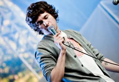 Novo disco do The Kooks traz canções inspiradas por cocaína; "Junk of the Heart" sai em setembro