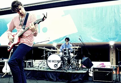 Arctic Monkeys e Vaccines lançam novos vídeos; assista "The Hellcat Spangled Shalala" e "Norgaard"