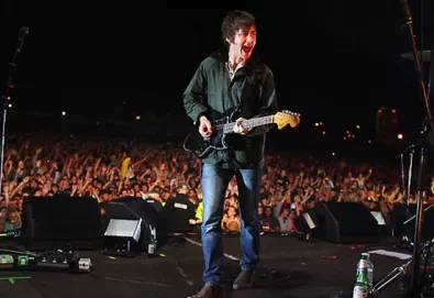 Arctic Monkeys se apresenta agora em Paris; assista aqui