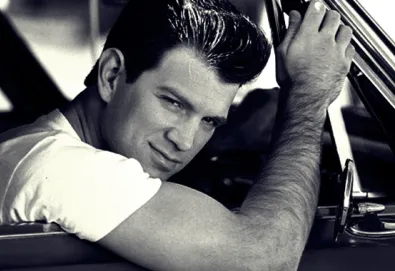 Chris Isaak presta tributo aos maiores artistas da Sum Records