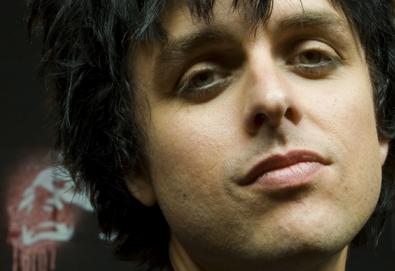 "Será que esta é a primeira vez que estamos cantando sobre f*der?", diz Green Day sobre novo disco